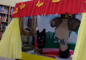 Scena teatrzyku pudełkowego wraz z jego bohaterami: kotkiem i sową.